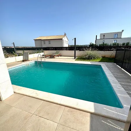 Apartment With Pool Mukalba Medulin