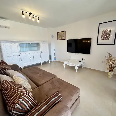 Apartment With Pool Mukalba