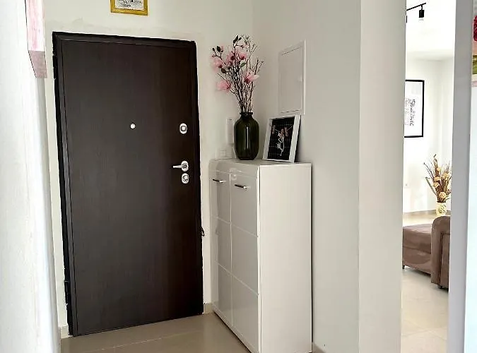 Apartment With Private Pool Mukalba